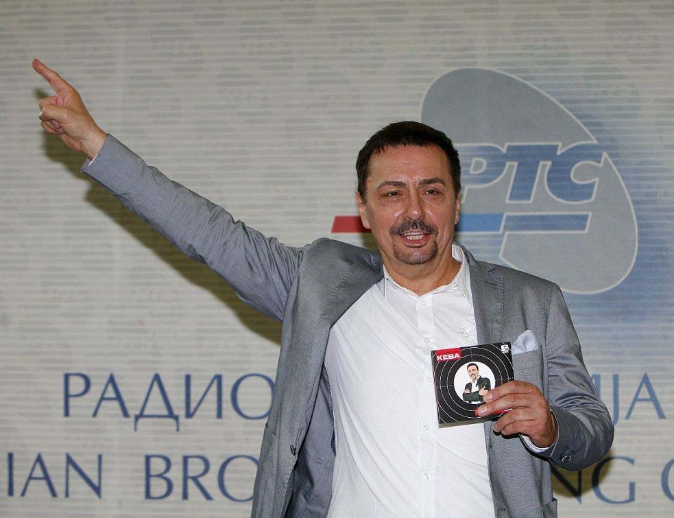 КЕБО ТЕ ЖИВОТ: Прави разлог привођења народњака Драгана Којића је потпуна ПАРАНОЈА! Певач приведен зато што је снимао поред ВУЧИЋЕВЕ ГАЈБЕ у затамњеном аутомобилу